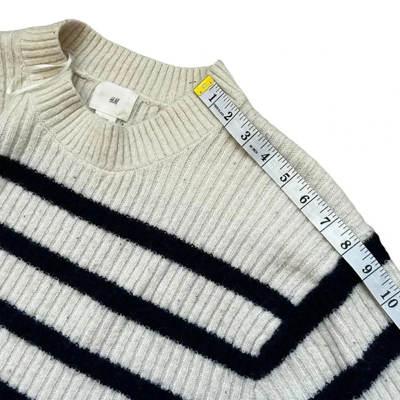 H&M Women’s Striped Cable Knit Sweater - Picture 4 of 8